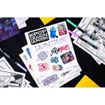 Zestaw artystyczny (kolorowanki dla dzieci, naklejki, plakaty, flamastry) 60+ el. KPop Demon Hunters 8+ / Crayola