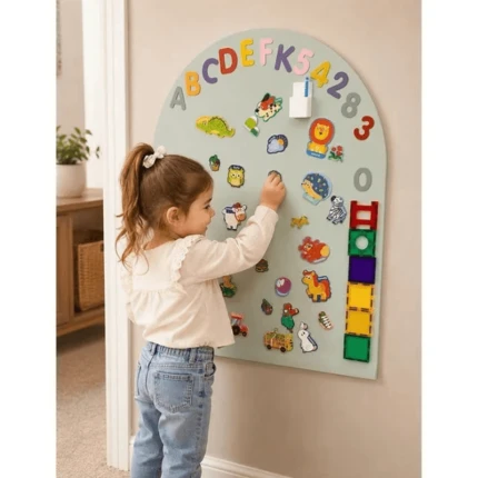 Magnetyczna tablica samoprzylepna MagneKids Arch 95×60cm - Sage Green / Family Nation