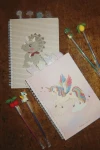 Kreatywny zestaw papierniczy, notes, naklejki i brokatowe długopisy - dino moss / Konges Slojd