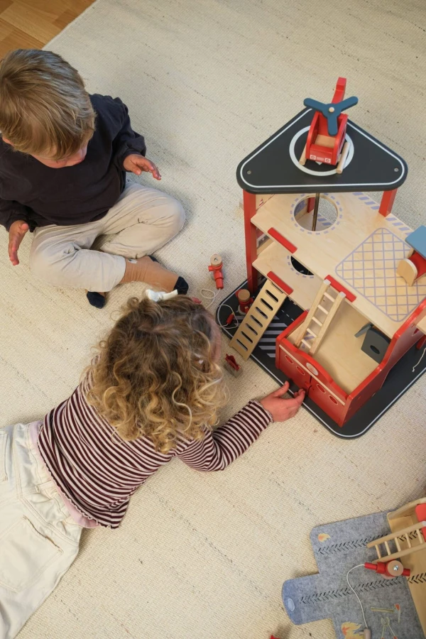 Remiza strażacka z akcesoriami i figurką przyjaciela / Egmont Toys
