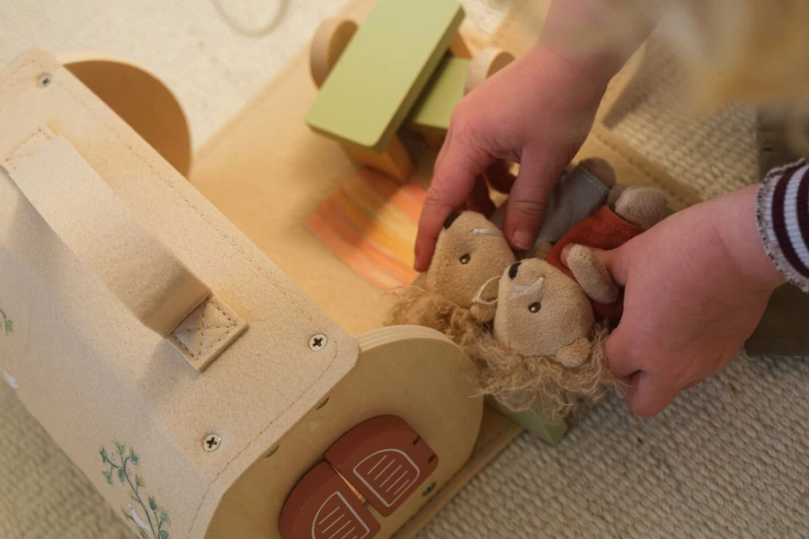 Domek z bali z figurkami przyjaciół / Egmont Toys