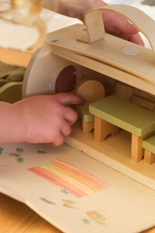 Domek z bali z figurkami przyjaciół / Egmont Toys