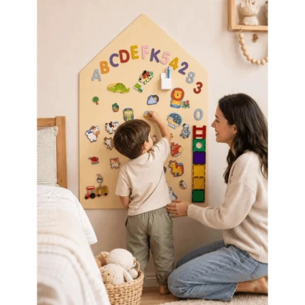Magnetyczna tablica samoprzylepna MagneKids House 70×44 - Sand / Family Nation