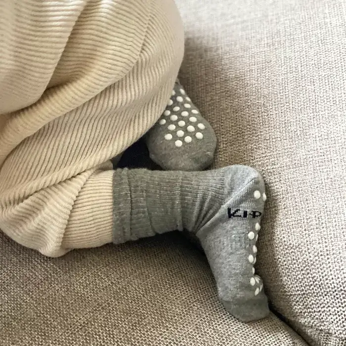 Skarpetki z antypoślizgiem Stay-on-Socks Antislip, Pebble Grey/ KipKep
