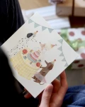 Kartka urodzinowa z pieskami przy urodzinowym stole / Hi Little