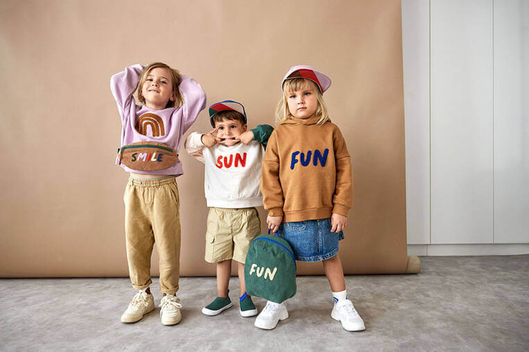 Bluza z kapturem z bawełny organicznej GOTS Little Gang Fun caramel / Lassig