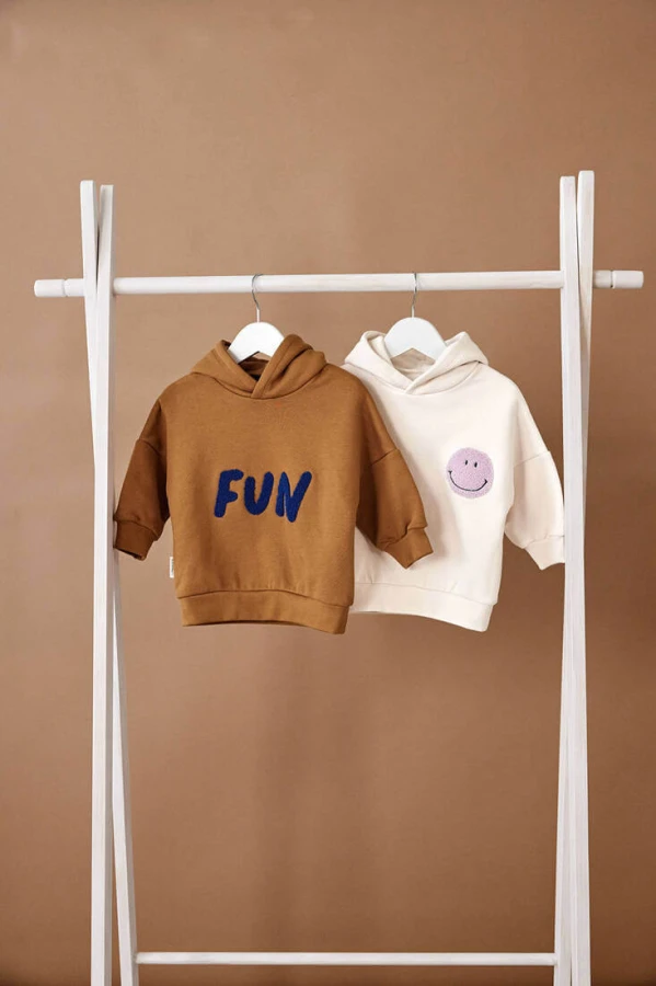 Bluza z kapturem z bawełny organicznej GOTS Little Gang Fun caramel / Lassig