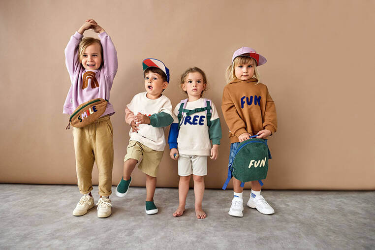 Bluza z kapturem z bawełny organicznej GOTS Little Gang Fun caramel / Lassig
