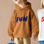 Bluza z kapturem z bawełny organicznej GOTS Little Gang Fun caramel / Lassig