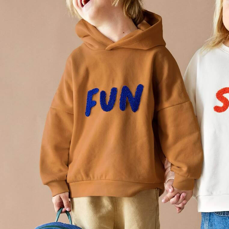 Bluza z kapturem z bawełny organicznej GOTS Little Gang Fun caramel / Lassig
