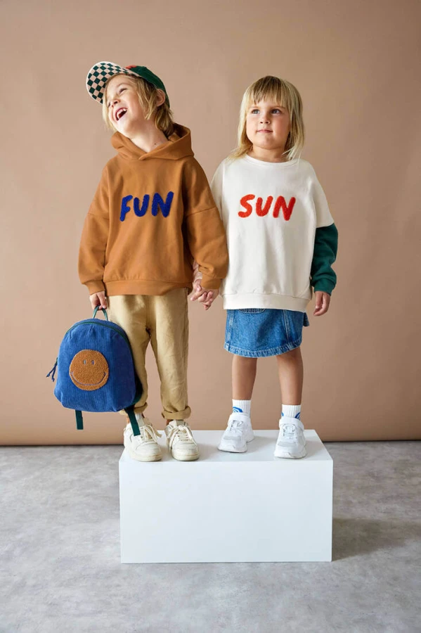 Bluza z kapturem z bawełny organicznej GOTS Little Gang Fun caramel / Lassig