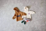 Bluza z kapturem z bawełny organicznej GOTS Little Gang Fun caramel / Lassig