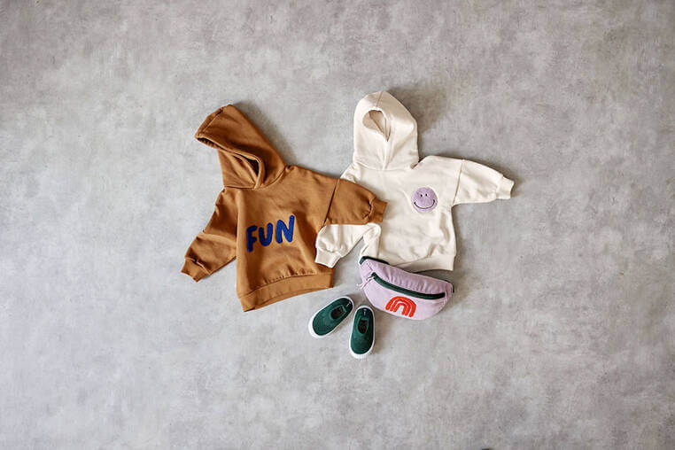 Bluza z kapturem z bawełny organicznej GOTS Little Gang Fun caramel / Lassig