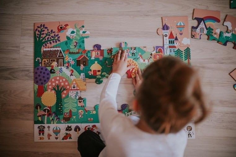 Puzzle obserwacyjne w walizce Baśnie 24 elementy 3+ / Janod