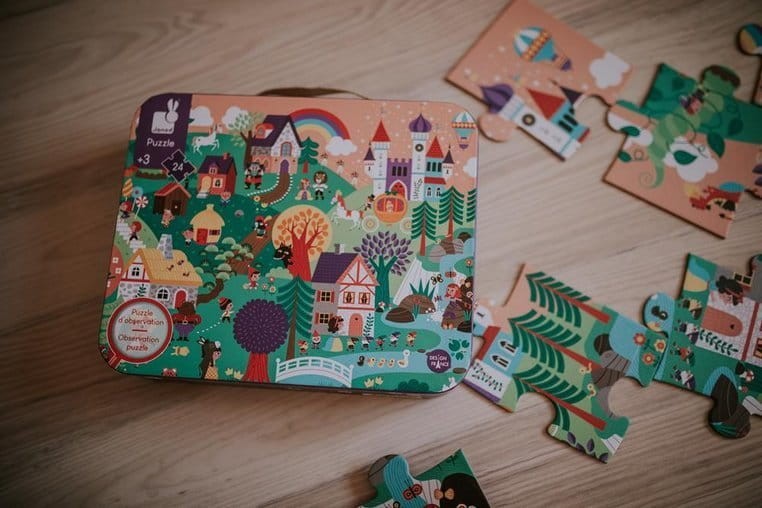 Puzzle obserwacyjne w walizce Baśnie 24 elementy 3+ / Janod