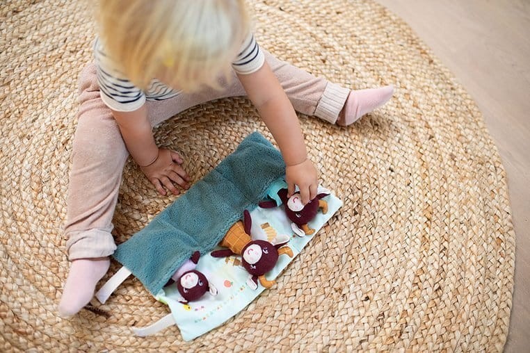 Mini - przytulanki rodzina krówek z rozkładaną matą Krówka Rosalie 2 lata+ / Lilliputiens