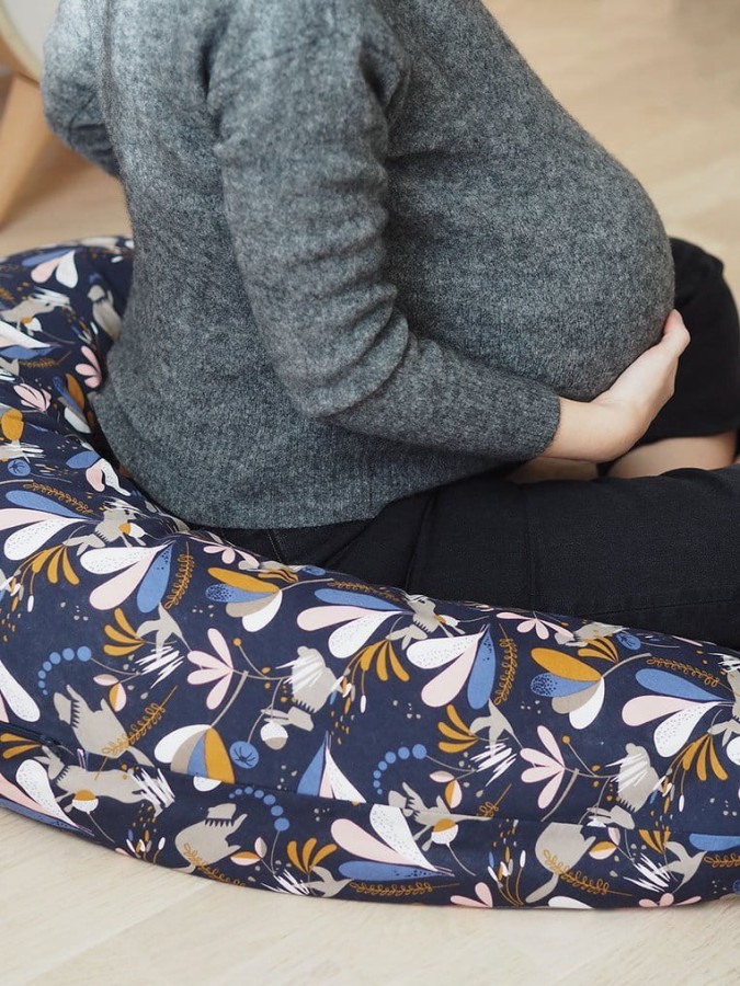 Ergonomiczna poduszka rogal dla kobiet w ciąży i karmiących Big Flopsy Printed jersey Howell / Red Castle