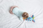 Zawieszka Tiny Smarts - wibrujący Króliczek Thomas / Tiny Love