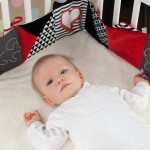 Książeczka kontrastowa do łóżeczka stymulująca zmysły / Mom's Care