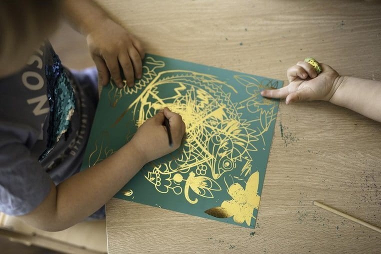 Zestaw kreatywny do zdrapywania - Zwierzęta świata 5+ / Janod