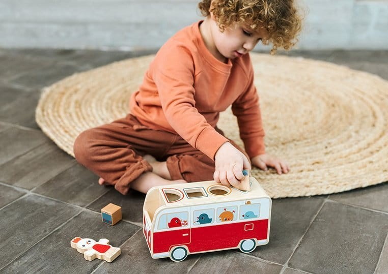 Drewniany autobus - sorter z 4 kurczaczkami Kokoszka Paulette 12 m+ / Lilliputiens