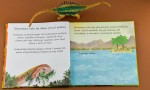Dinozaury. Podświetl i Odkryj / Wydawnictwo Api Papi