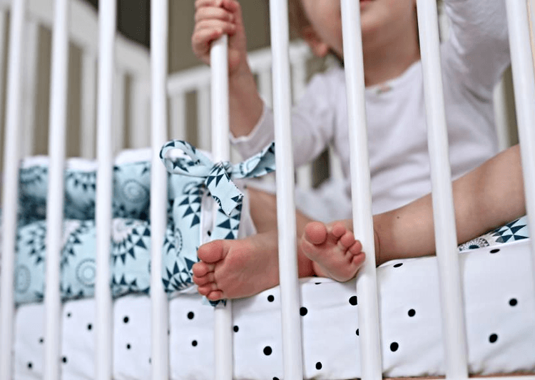 Prześcieradło do łóżeczka We care Czarne Kropki / Sleepee