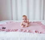 Kocyk całoroczny z falbanką - pudrowy róż / Lullalove