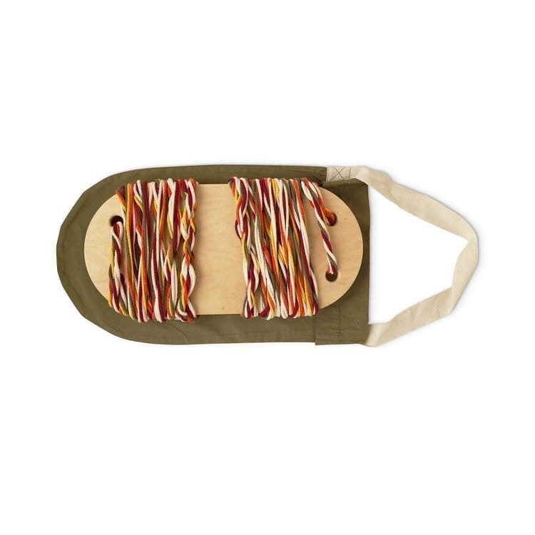 Drewniana huśtawka na kolorowych sznurkach / Babai