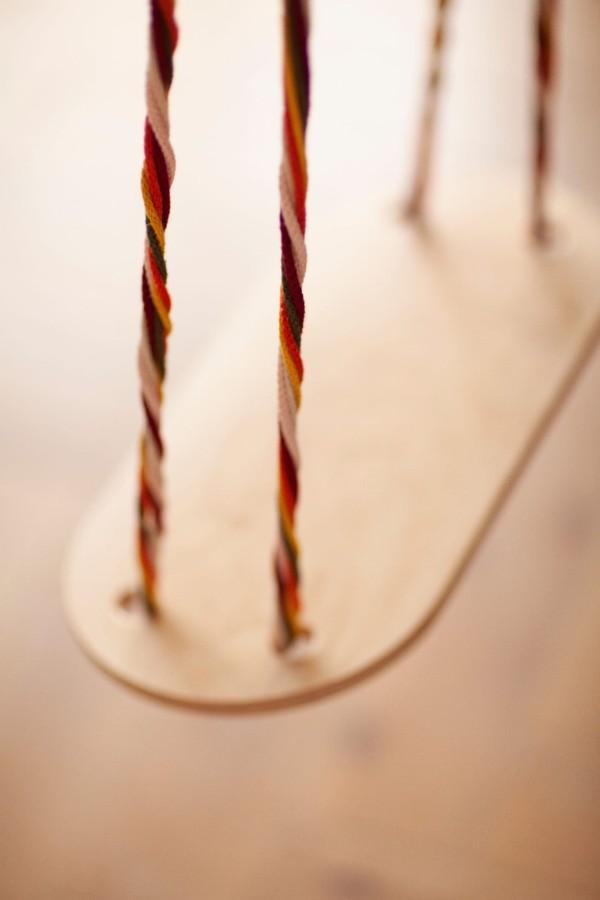 Drewniana huśtawka na kolorowych sznurkach / Babai