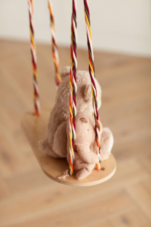 Drewniana huśtawka na kolorowych sznurkach / Babai