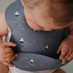 Śliniak silikonowy Boats / Mushie