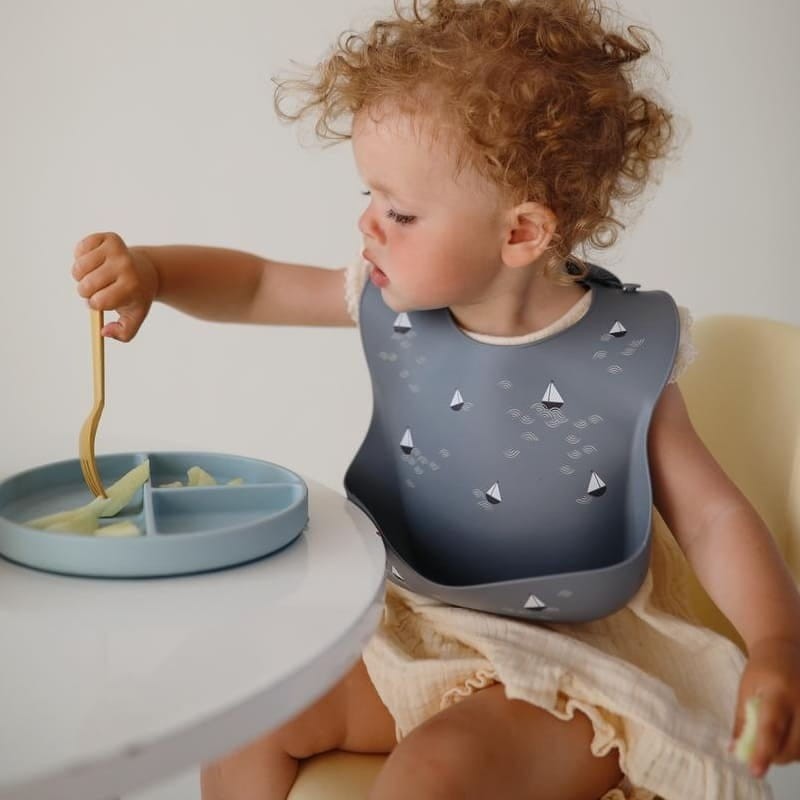 Śliniak silikonowy Boats / Mushie