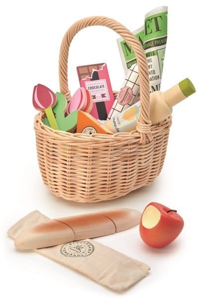 Wiklinowy koszyk z zestawem piknikowym