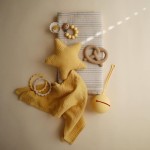 Etui na smoczek Kula Ball Pale Daffodil / Mushie