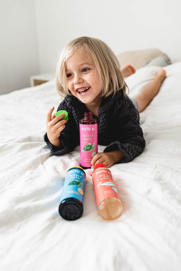 Naturalny bąbelkowy płyn do kąpieli TRUSKAWKA dla dzieci i niemowląt / Miniu