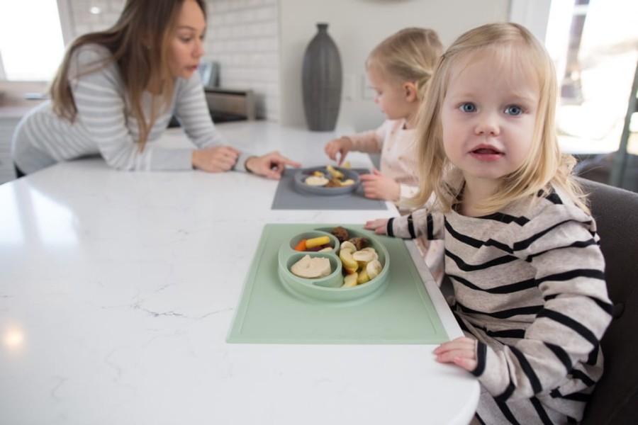 Silikonowy talerzyk z podkładką 2w1 Happy Mat pastelowa zieleń / EZPZ