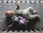 Moonie - szumiący króliczek z lampką nocną Szary, niebieskie uszy