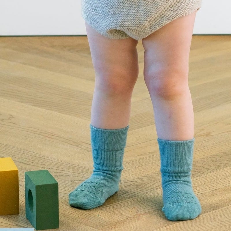 Antypoślizgowe skarpetki do nauki chodzenia BAMBOO dusty blue, rozmiary / GoBabyGo
