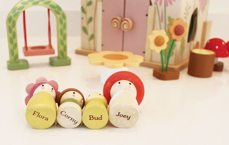 Przenośny, leśny domek z wyposażeniem i laleczkami / Tender Leaf Toys