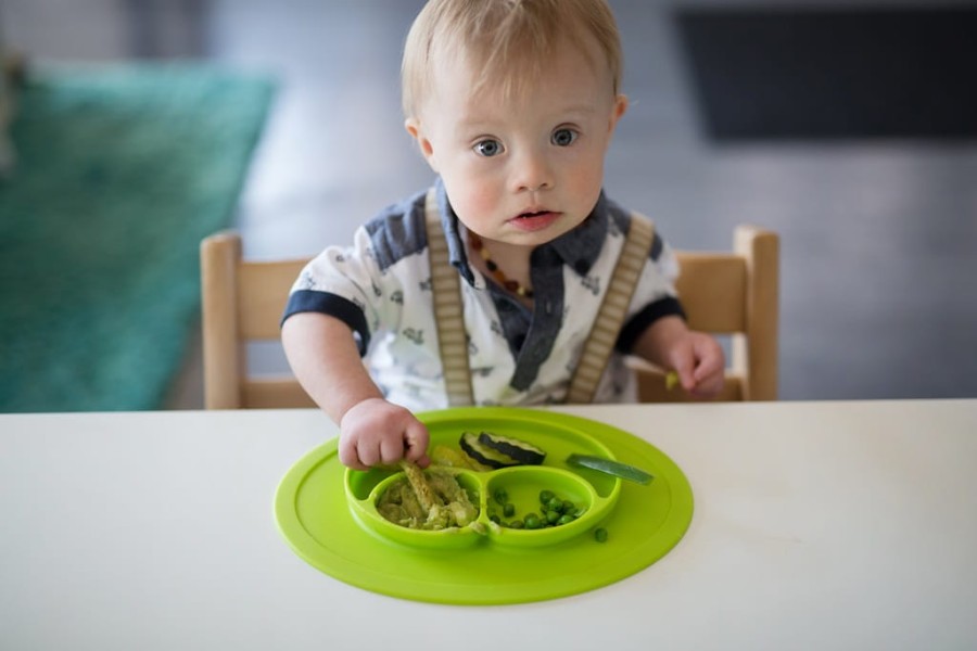 Silikonowy talerzyk z podkładką mały 2w1 Mini Mat pastelowa szarość / EZPZ