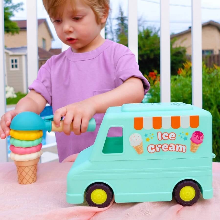 Sweet Scoops – lodziarnia na kółkach z magnetyczną łyżką do lodów /B.toys