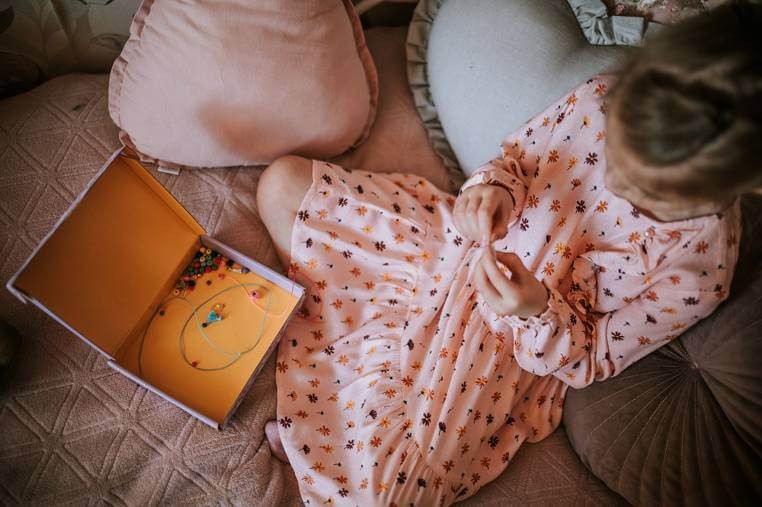 Zestaw kreatywny do tworzenia biżuterii Tęczowe koraliki / Janod