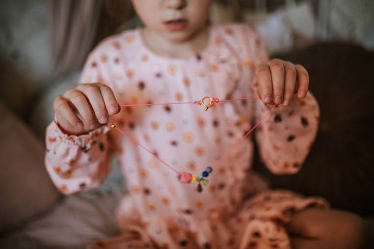 Zestaw kreatywny do tworzenia biżuterii Tęczowe koraliki / Janod