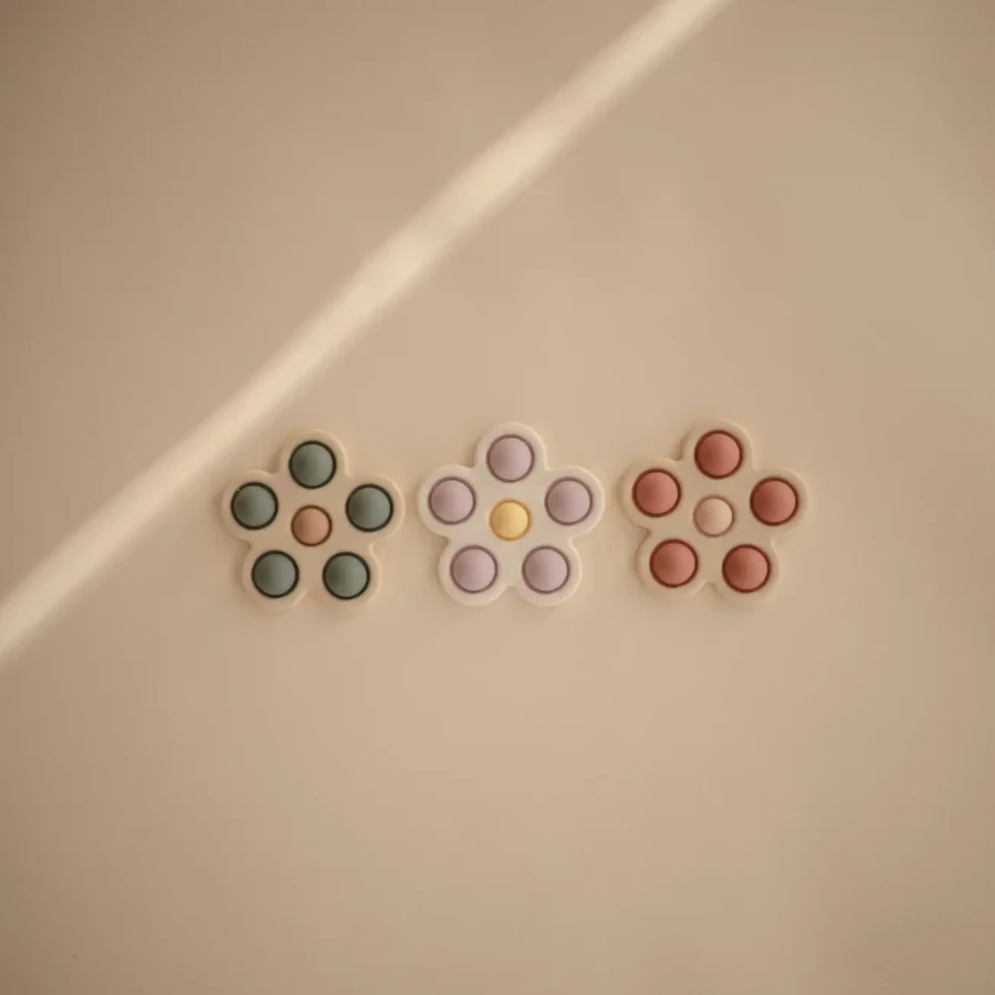 Kwiatek Press Toy - rose, blush, shifting sand / Mushie