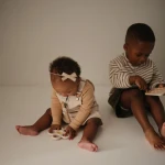 Kwiatek Press Toy - rose, blush, shifting sand / Mushie