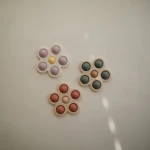 Kwiatek Press Toy - dried thyme, natural, sand / Mushie