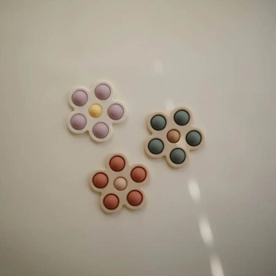 Kwiatek Press Toy - dried thyme, natural, sand / Mushie