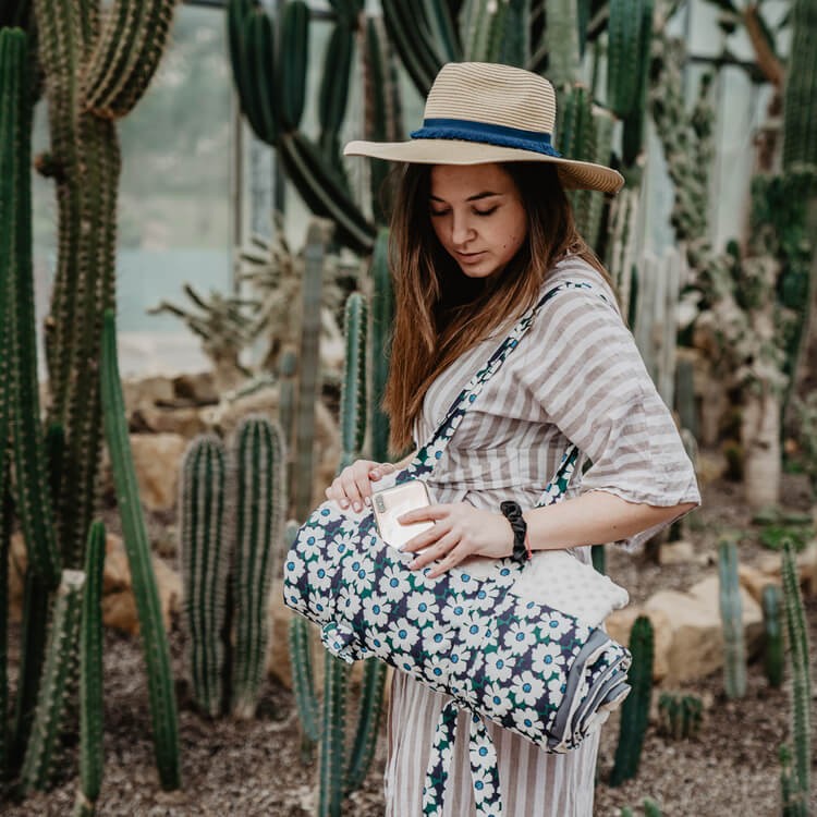 Koc piknikowy z kieszonką, mata do zabawy XXL 180x190 - HERON IN PINK LOTUS, PAPAYA / La Millou