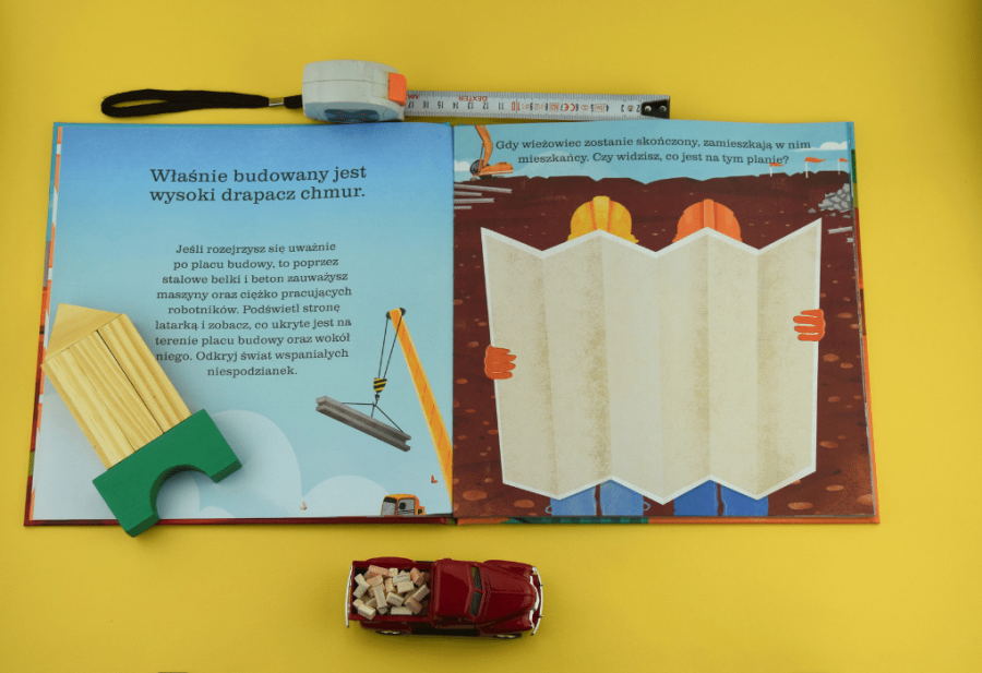 Na placu budowy. Podświetl i Odkryj / Wydawnictwo Api Papi